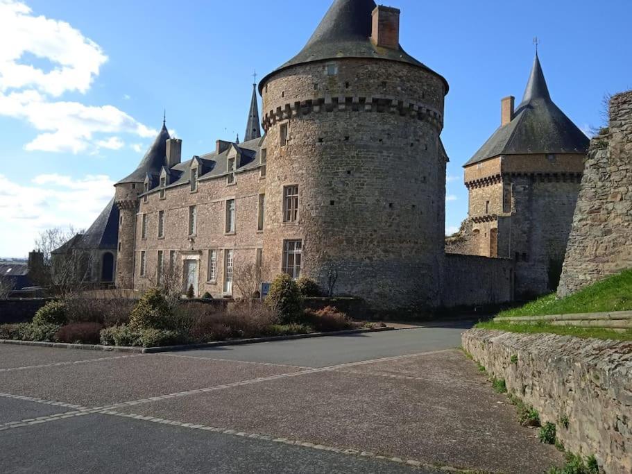 Charming Detached 2 Bedroom Ancient House In Medieval Quarter Of A Small Town In The Pays De La Loire, France Sille-le-Guillaume Экстерьер фото